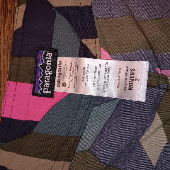 Patagonia Women's Athletic Shorts - Pink and Green Geometric  Sz 2 - Picture 2 of 3